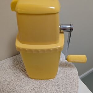 Cheerful Yellow Bath Accessories Set with Retro Flair